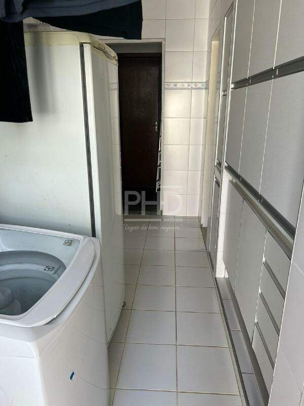 Casa para alugar com 3 quartos, 262m² - Foto 12