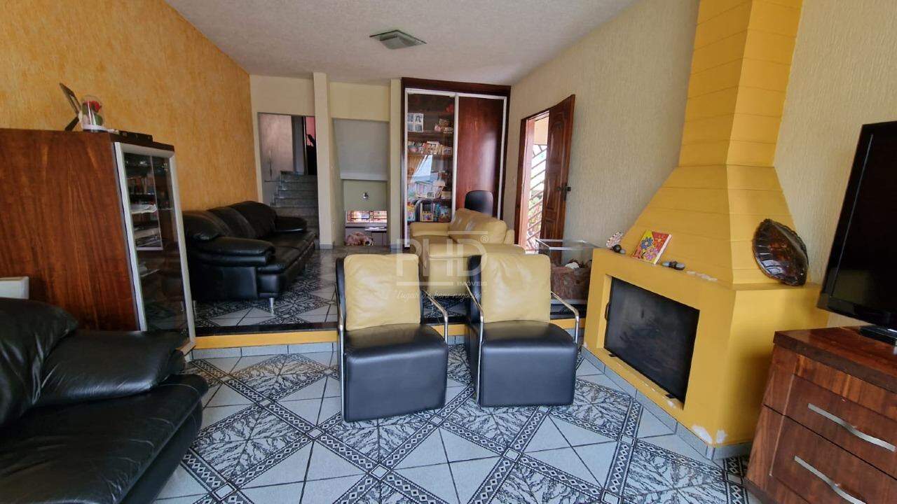 Sobrado à venda com 3 quartos, 258m² - Foto 1