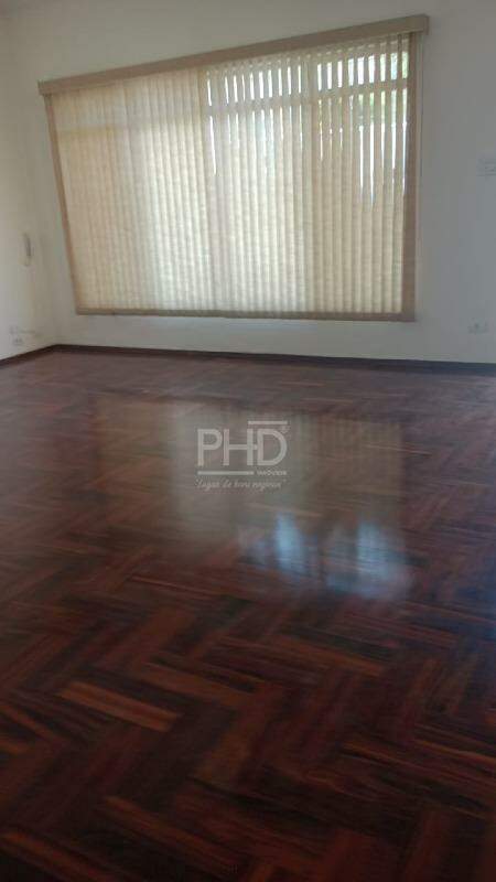 Casa para alugar com 4 quartos, 250m² - Foto 2