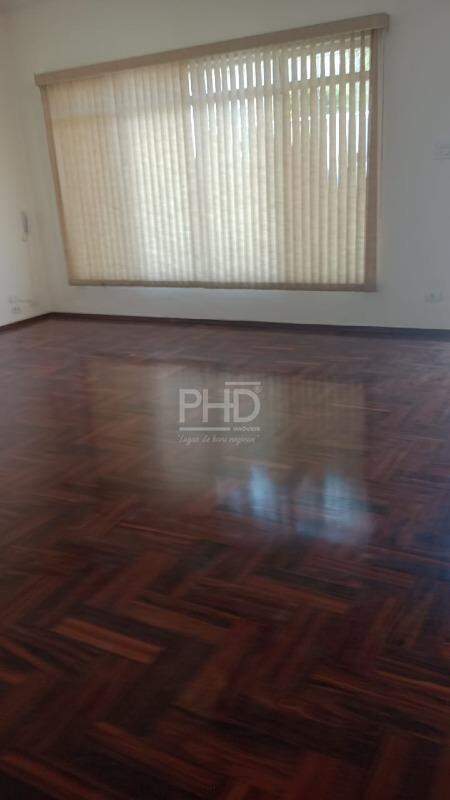 Casa para alugar com 4 quartos, 250m² - Foto 1