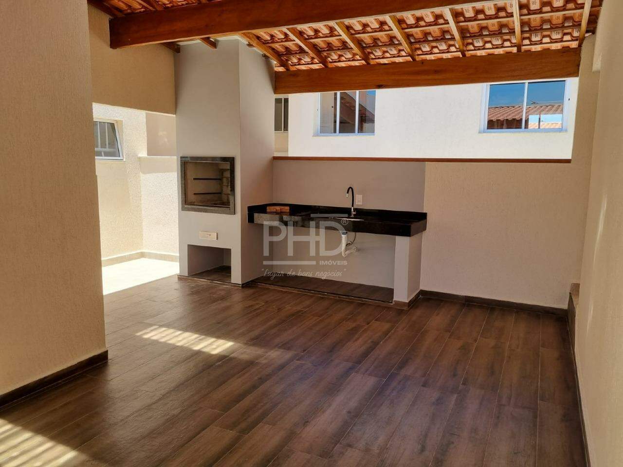 Casa à venda com 4 quartos, 270m² - Foto 1