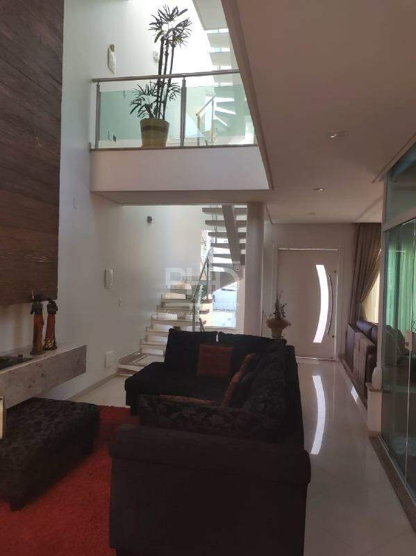 Sobrado à venda com 3 quartos, 475m² - Foto 1