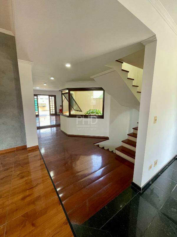 Sobrado à venda com 4 quartos, 361m² - Foto 1