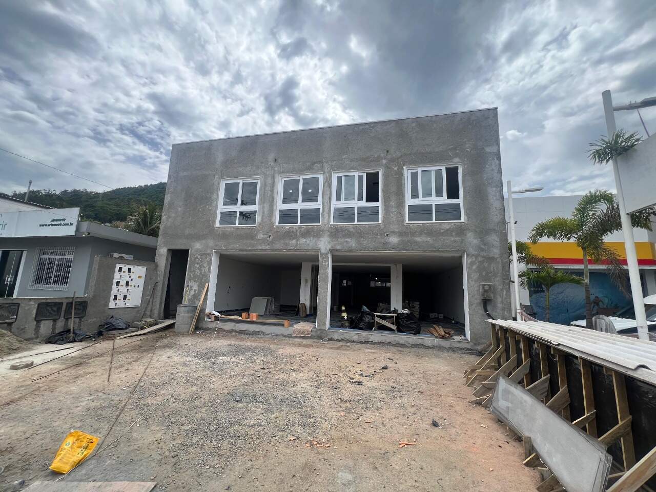 Loja para aluguel no Costeira do Pirajubaé: 