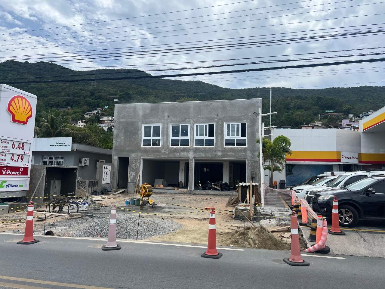 Loja para aluguel no Costeira do Pirajubaé: