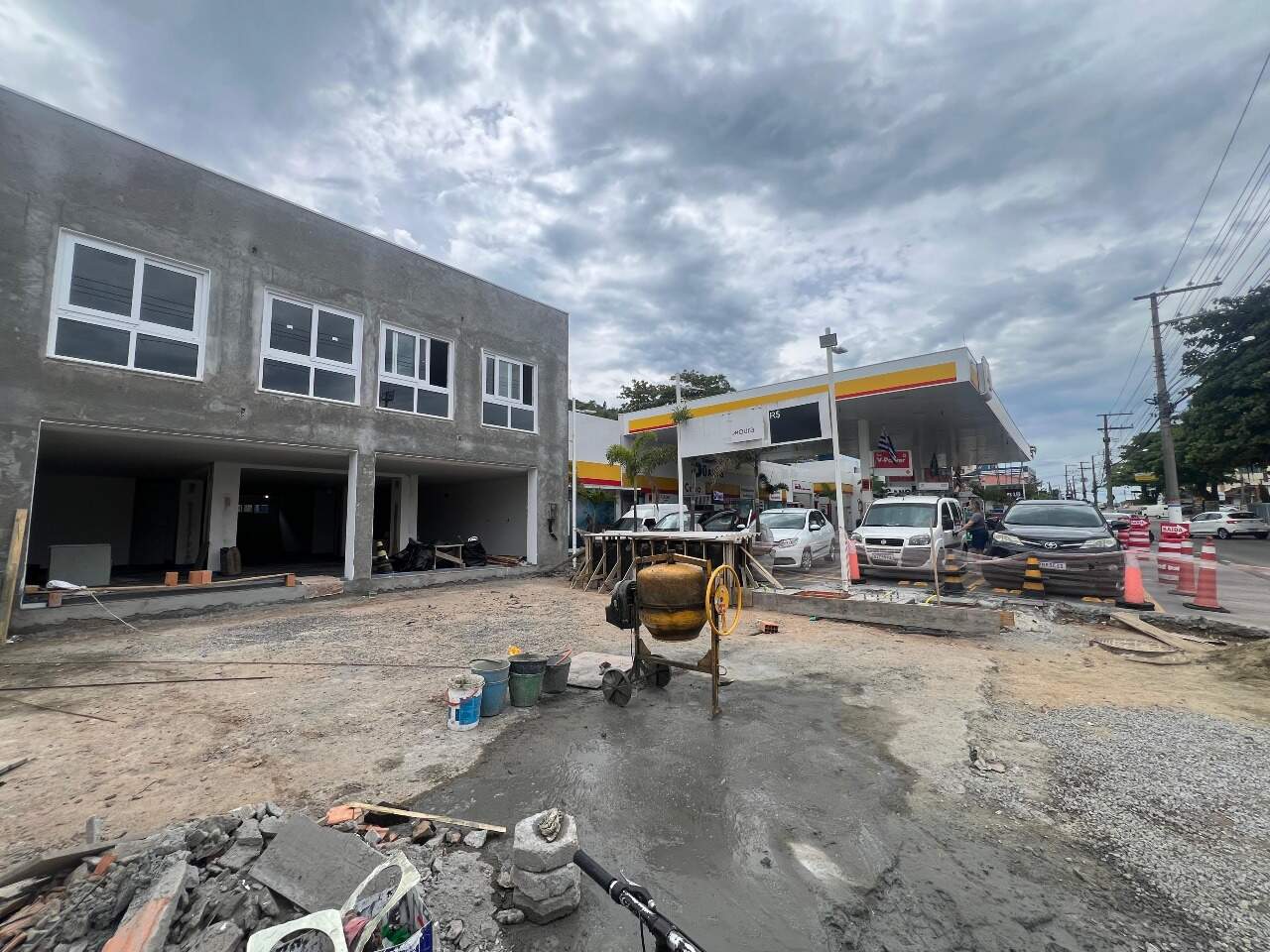 Loja para aluguel no Costeira do Pirajubaé: