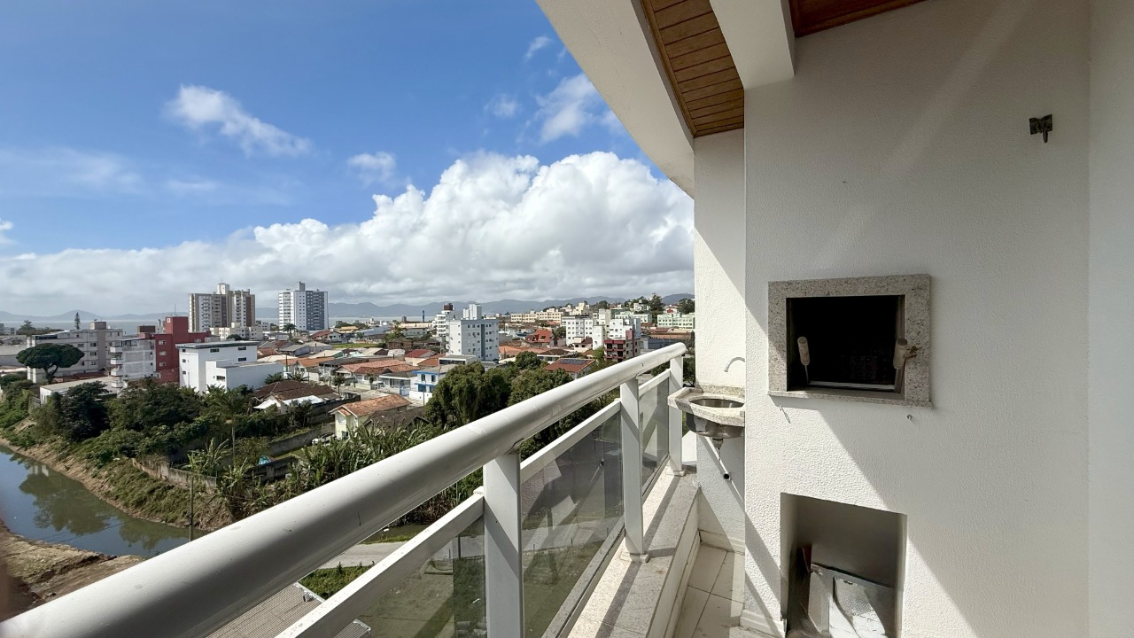 Apartamento à venda no Barreiros: Sacada com Churrasqueira