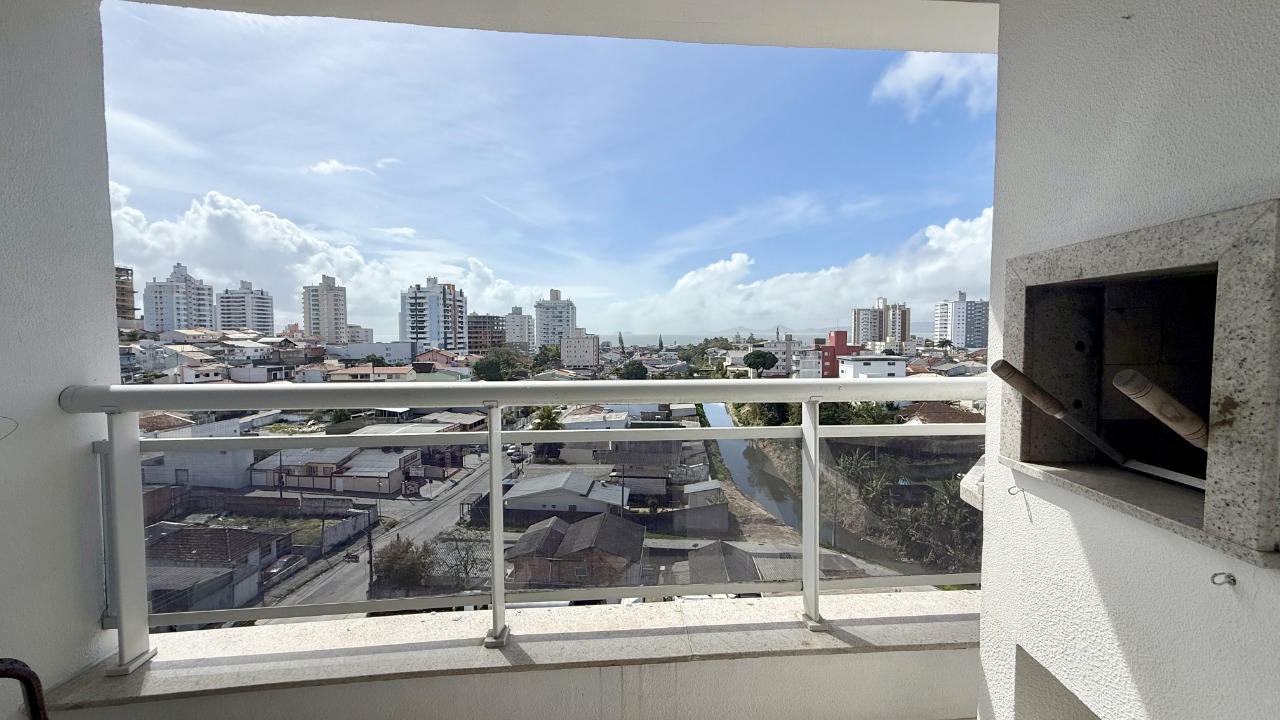 Apartamento à venda no Barreiros: Sacada com Churrasqueira