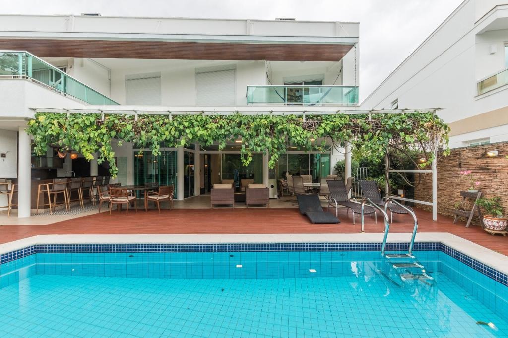 Casa em Condomínio à venda no Corrego Grande: 