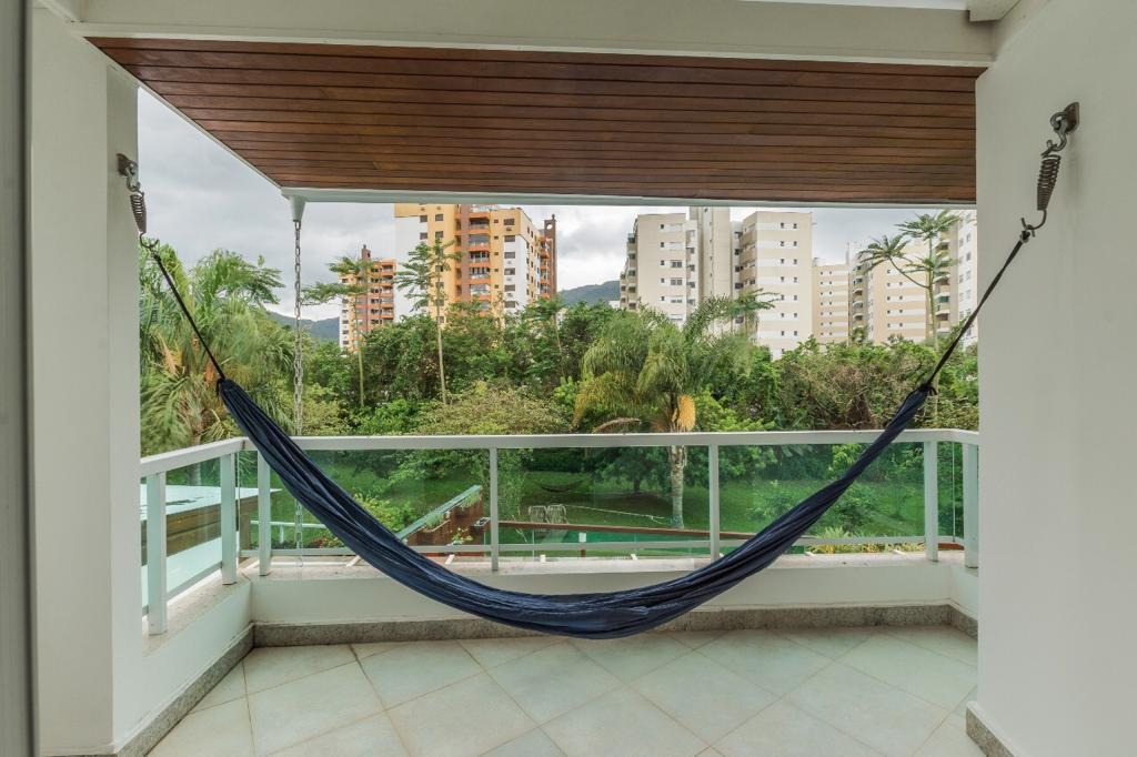 Casa em Condomínio à venda no Corrego Grande: 