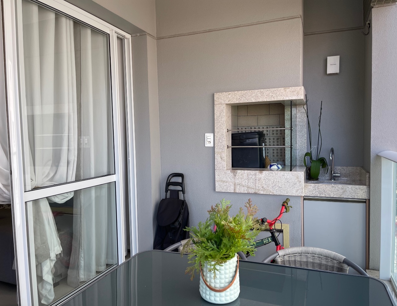 Apartamento à venda no Jardim Atlantico: Sacada com churrasqueira