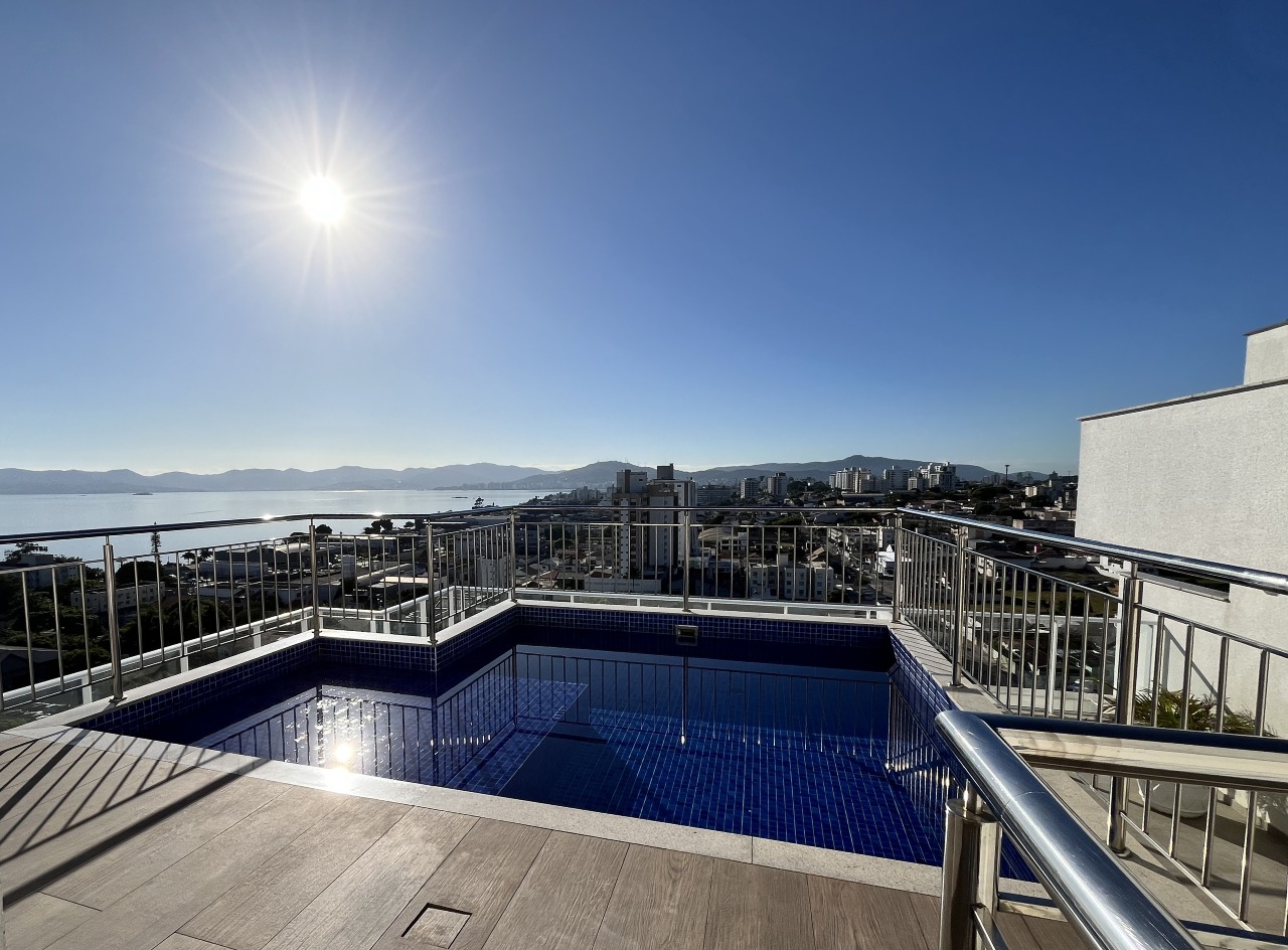 Apartamento duplex à venda no Barreiros: 