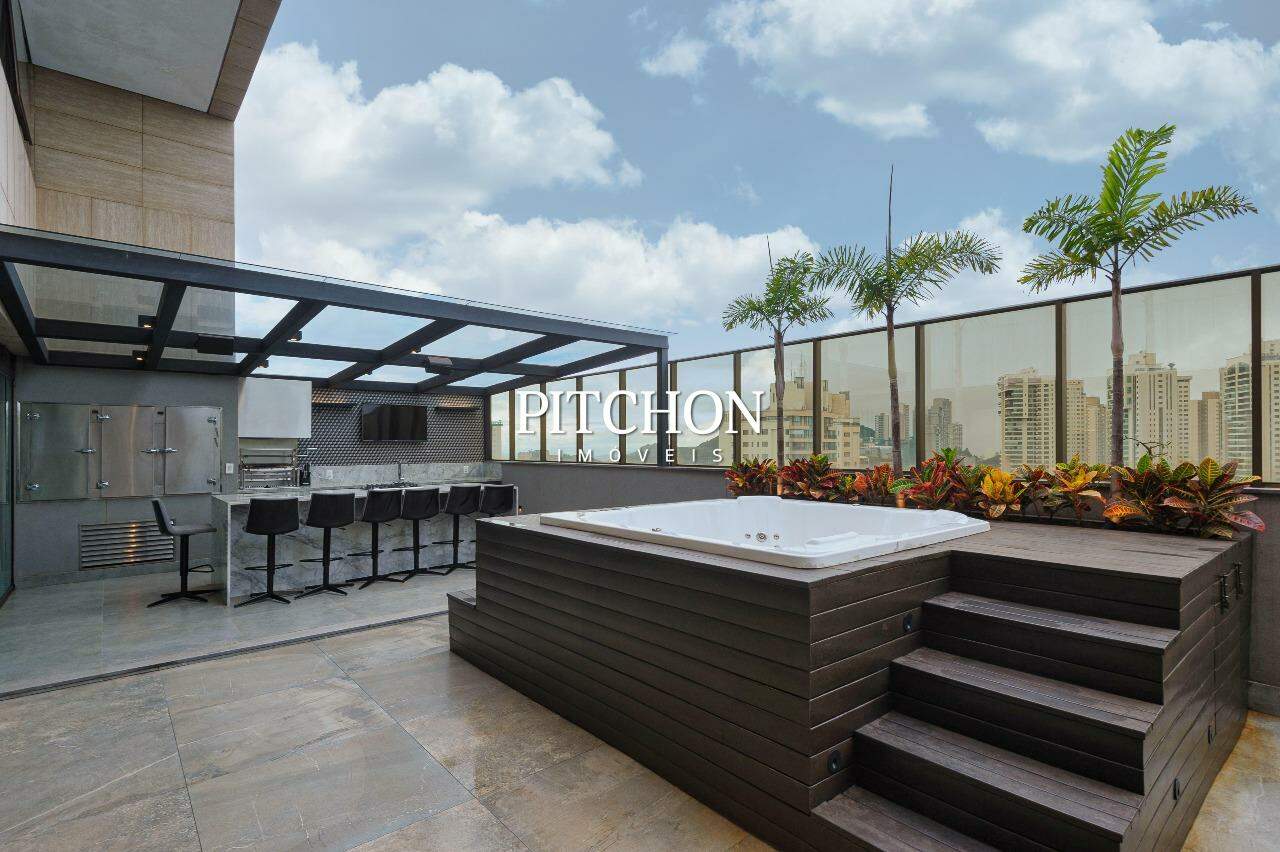 Cobertura única com 376m², 4 quartos e 6 vagas. Excelente localização no Vila da Serra. 