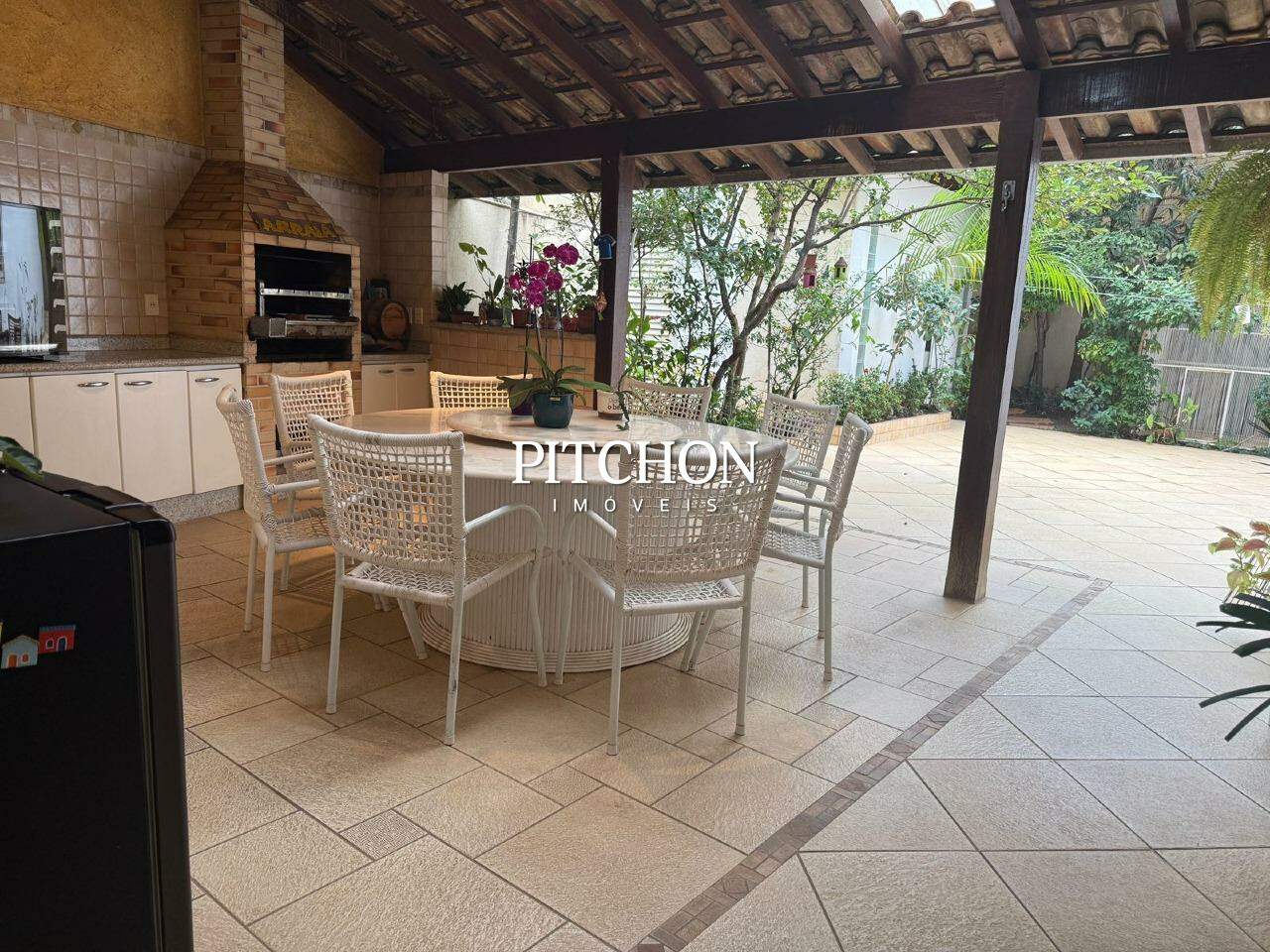 Ampla casa com 5 suítes e 4 vagas no Mangabeiras