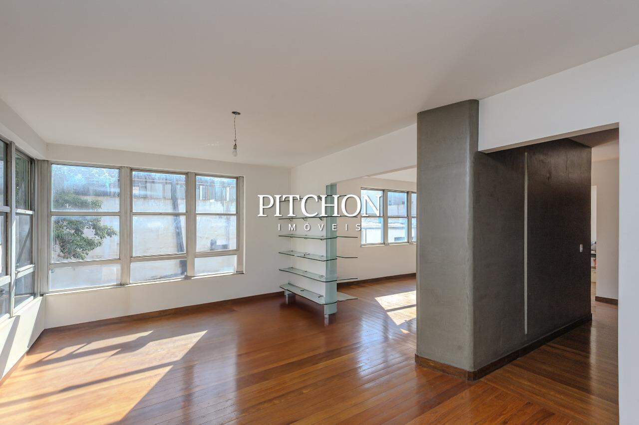 Apartamento de 260 m² (3 quartos, duas suítes) em edifício modernista em frente ao Museu Abílio Barreto, Santo Antônio