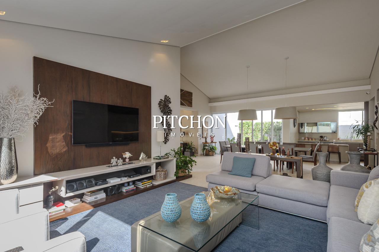 Casa de alto padrão com 3 suítes e 303m2 de área construída no Mangabeiras.