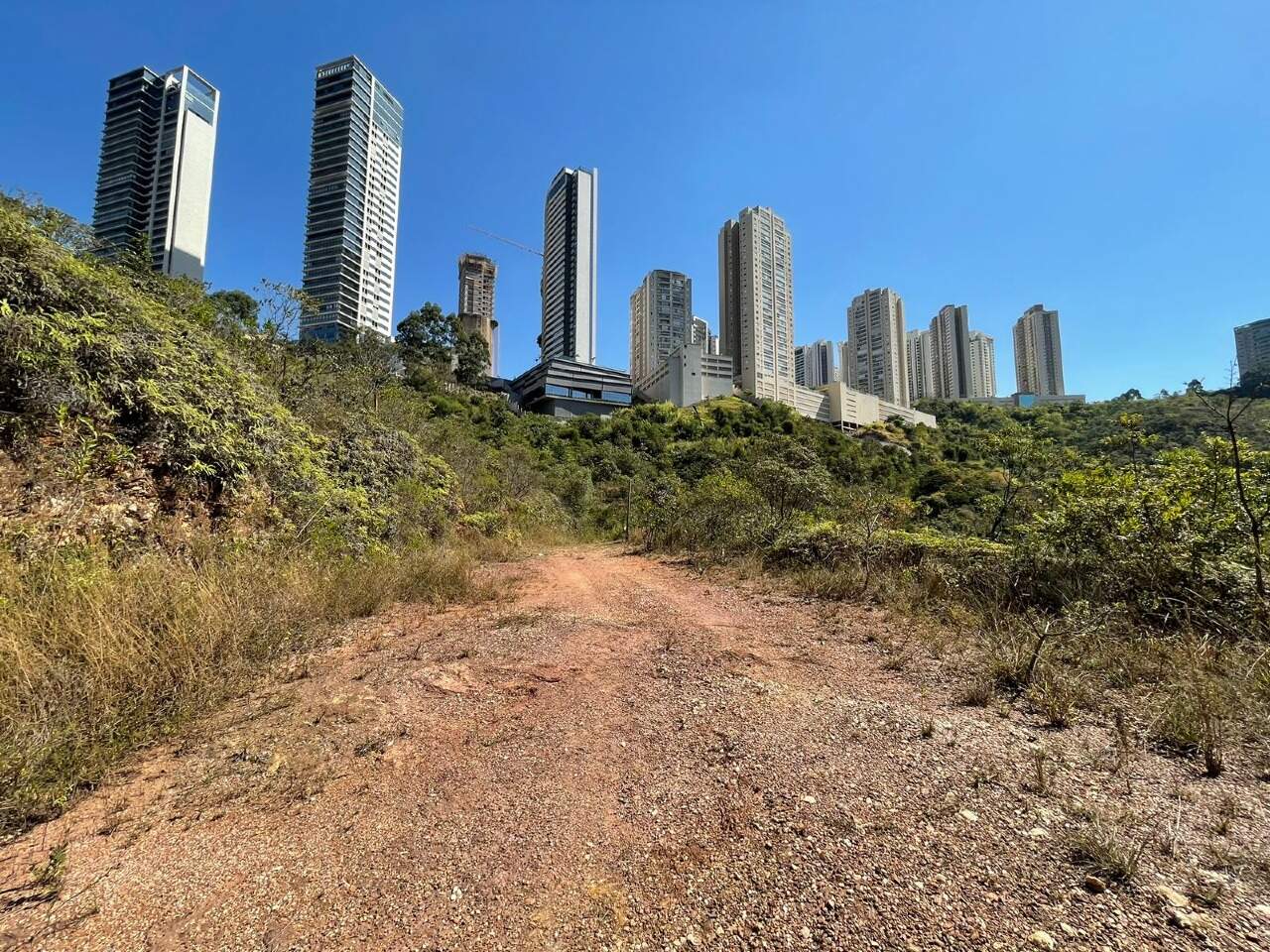 Lote à venda no Jardim das Mangabeiras: 