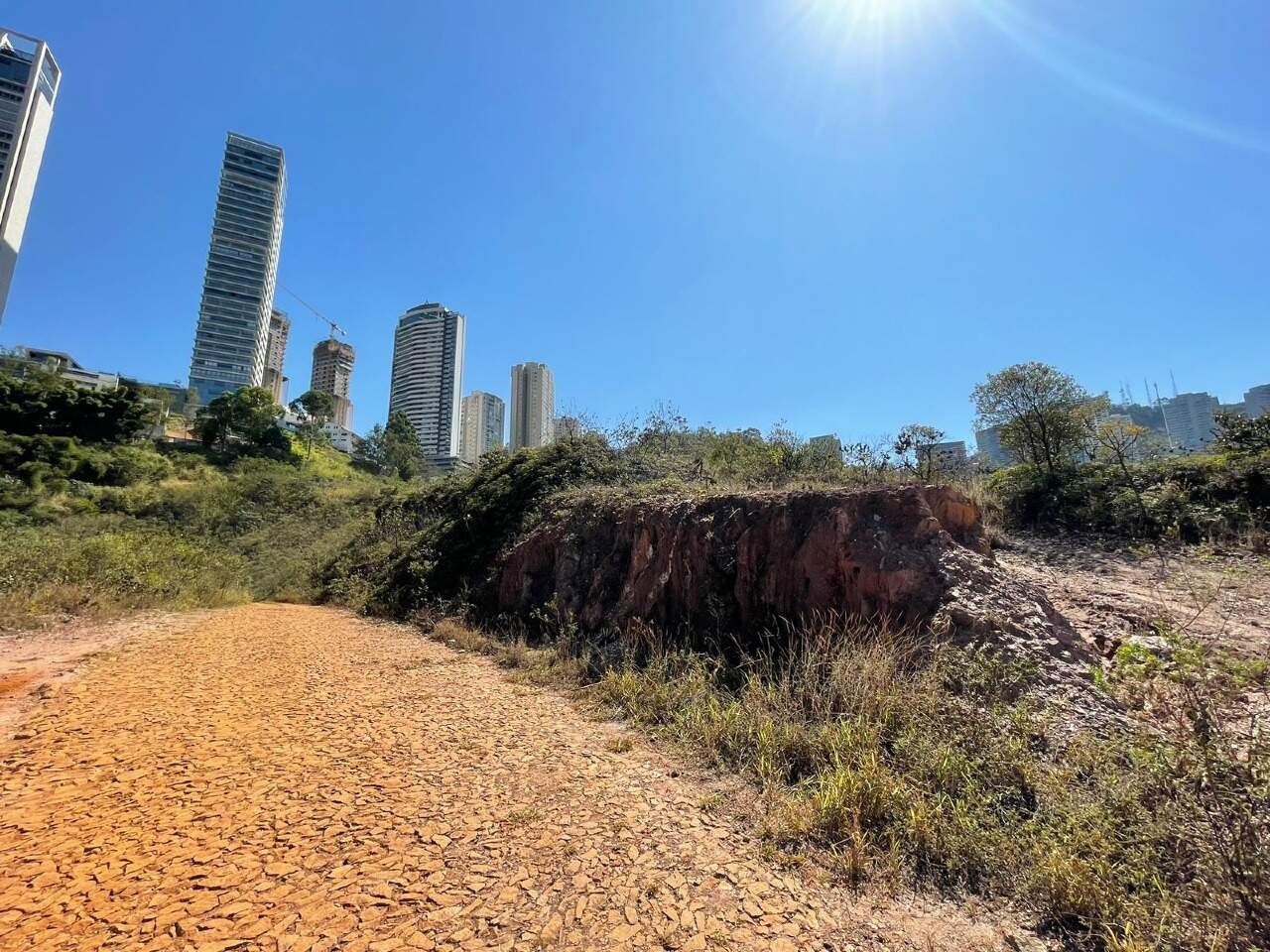 Lote à venda no Jardim das Mangabeiras: 