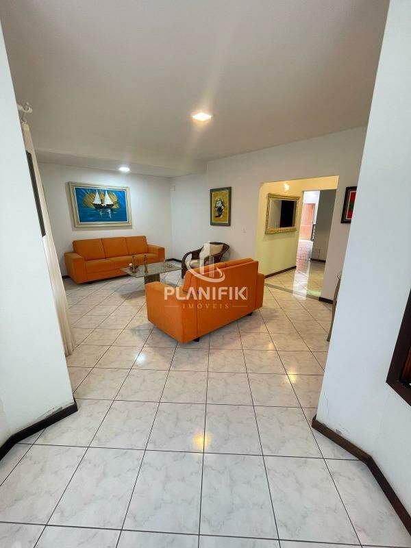 Casa de 6 quartos, 400m² no bairro São Luiz, em Brusque | Eu Corretor
