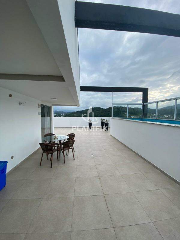 COBERTURA COM PISCINA