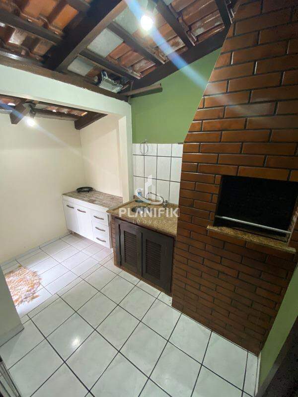 ÁREA DE CHURRASQUEIRA