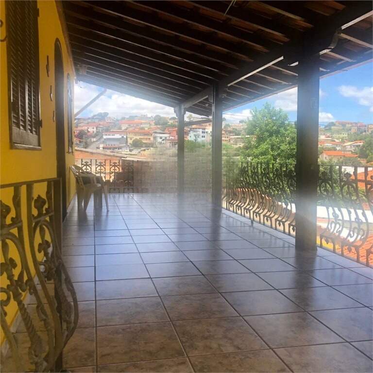 Casa à venda com 4 quartos, 218m² - Foto 1