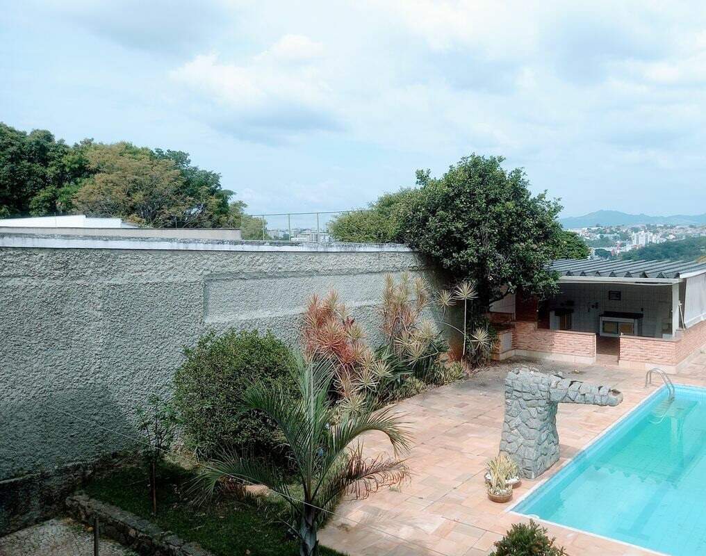 Casa à venda com 5 quartos, 240m² - Foto 3