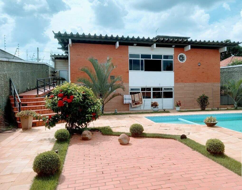 Casa à venda com 5 quartos, 240m² - Foto 1