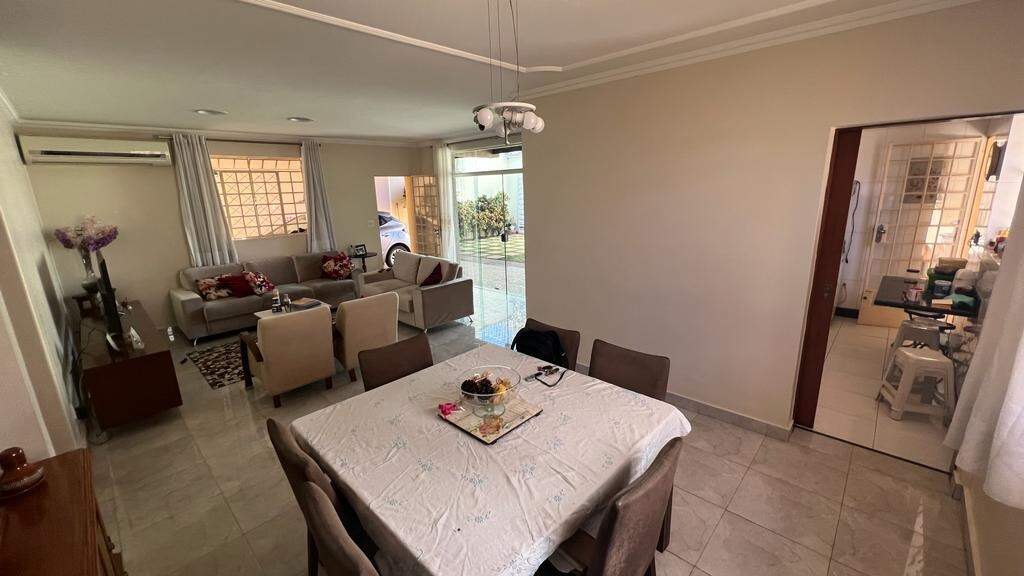 Casa à venda com 3 quartos, 194m² - Foto 2