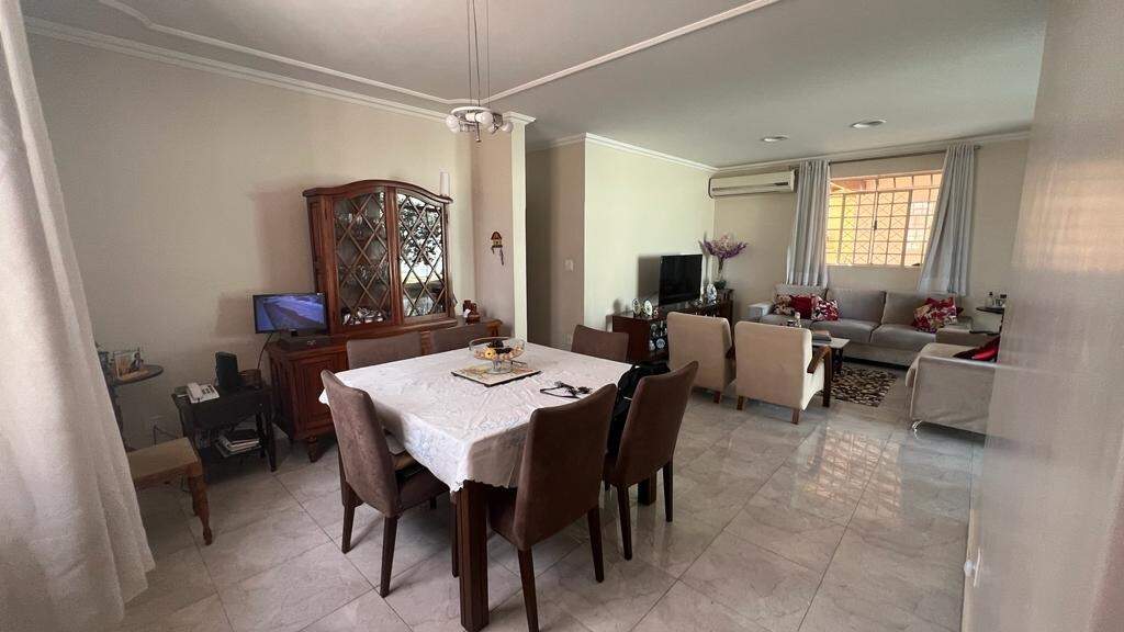 Casa à venda com 3 quartos, 194m² - Foto 1