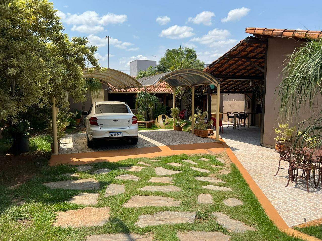 Casa à venda com 4 quartos, 217m² - Foto 1