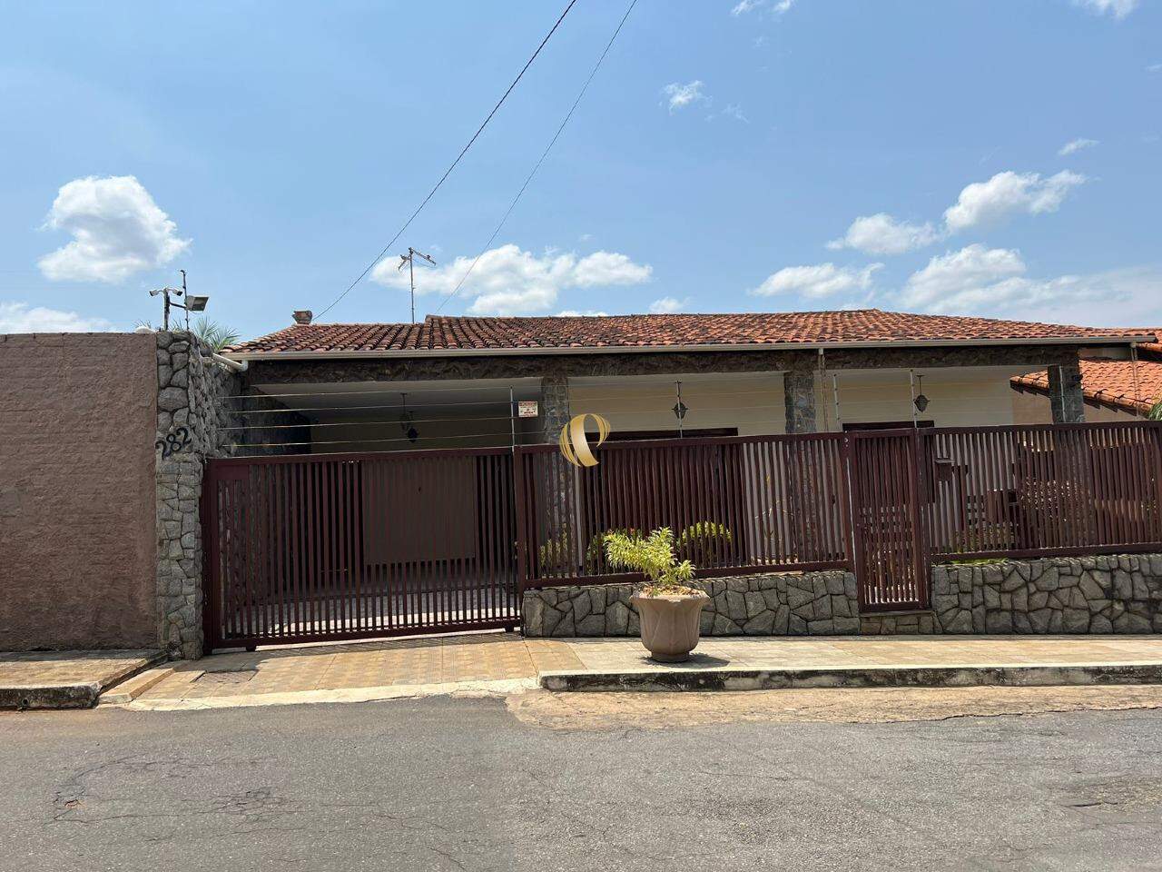 Casa à venda com 4 quartos, 217m² - Foto 2