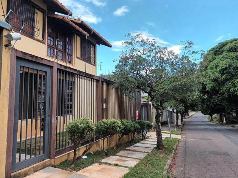 Casa para alugar com 4 quartos, 338m² - Foto 4