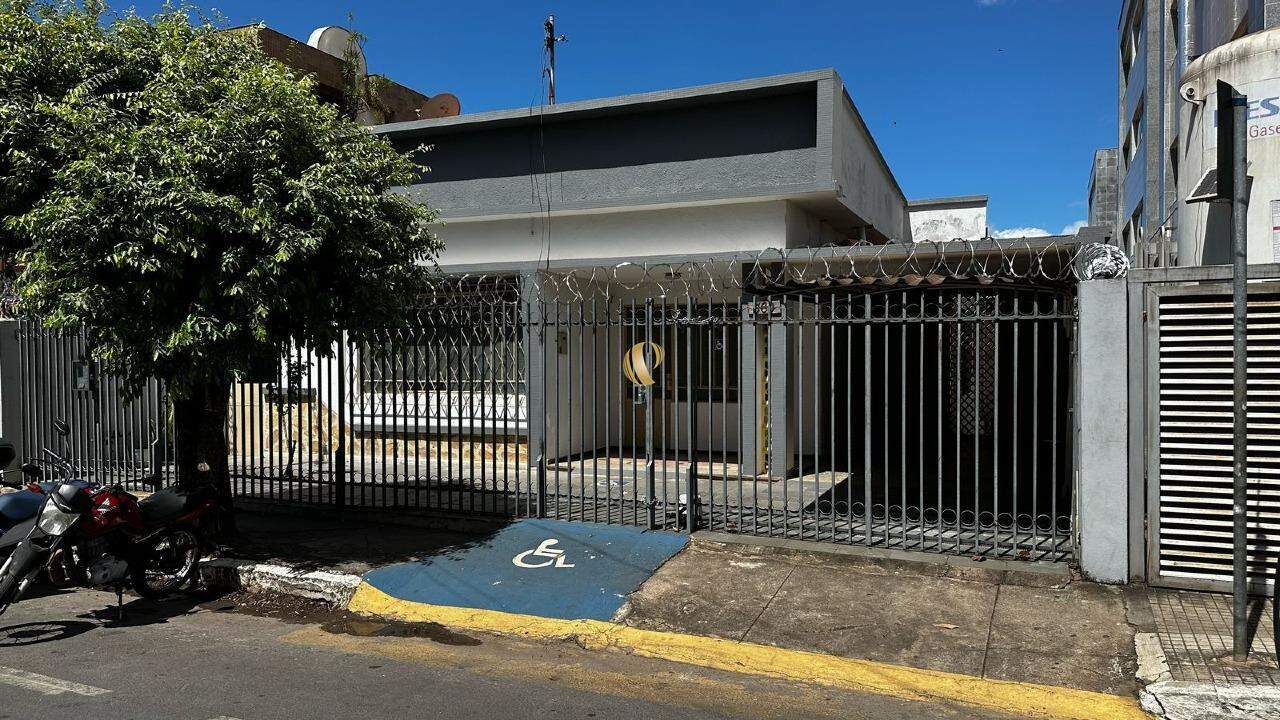 Casa à venda com 4 quartos, 241m² - Foto 1