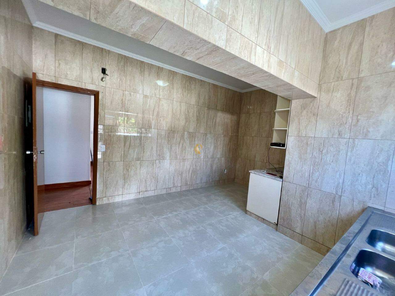 Casa à venda com 1 quarto, 216m² - Foto 1