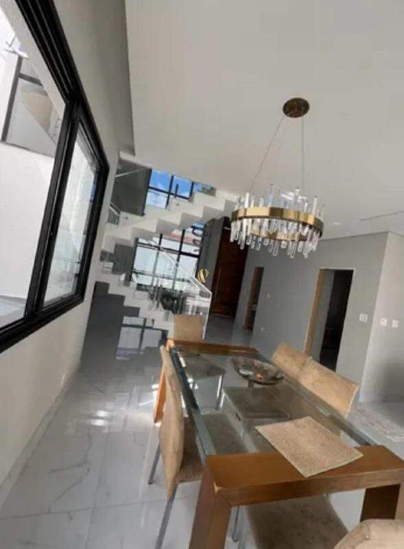 Casa à venda com 4 quartos, 310m² - Foto 2