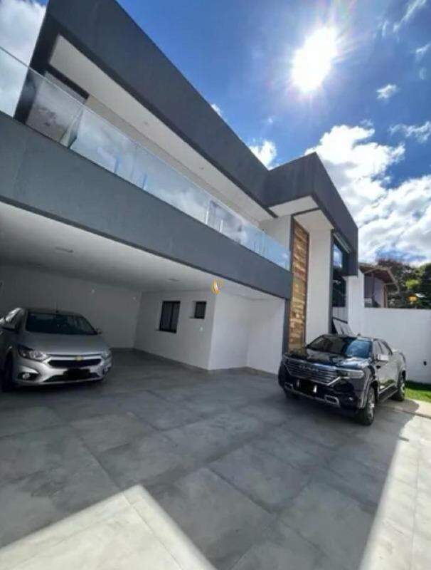 Casa à venda com 4 quartos, 310m² - Foto 1