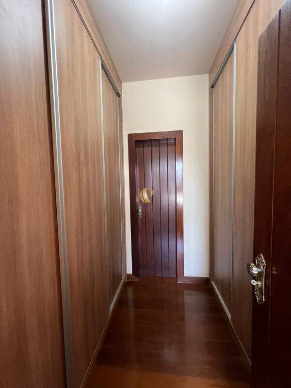 Casa à venda com 5 quartos, 323m² - Foto 16