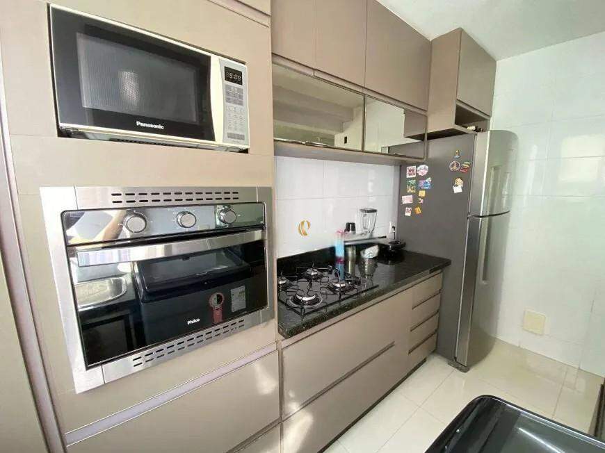 Apartamento à venda com 2 quartos, 70m² - Foto 2