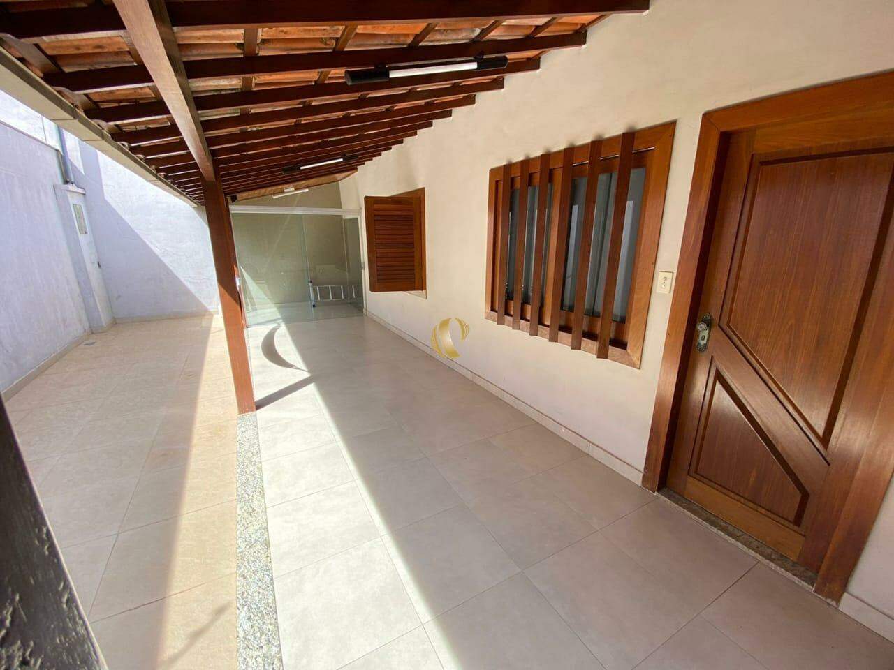 Casa à venda com 3 quartos, 240m² - Foto 1