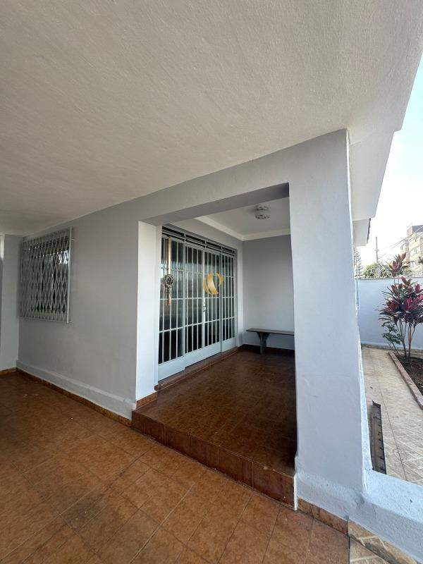 Casa à venda com 3 quartos, 210m² - Foto 1