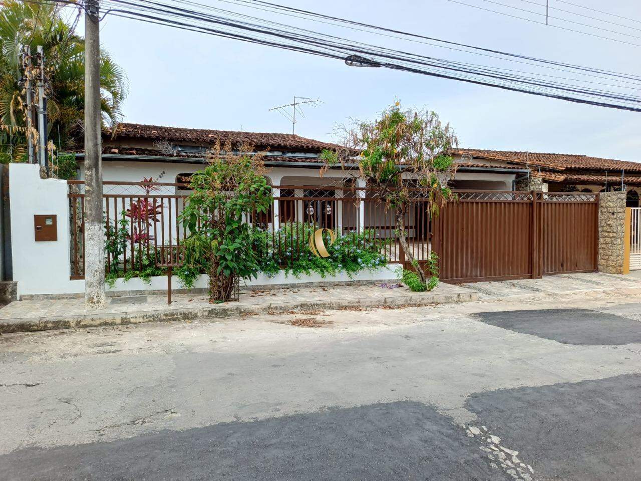 Casa para alugar com 6 quartos, 250m² - Foto 1