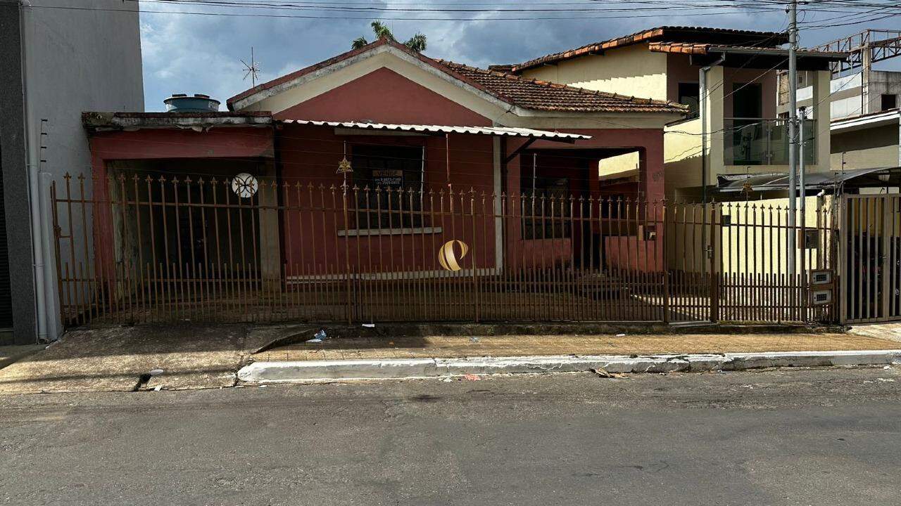 Casa à venda com 4 quartos, 250m² - Foto 1