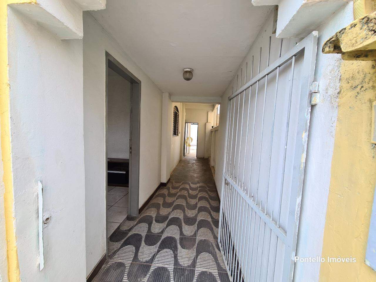 Casa à venda com 8 quartos, 200m² - Foto 3
