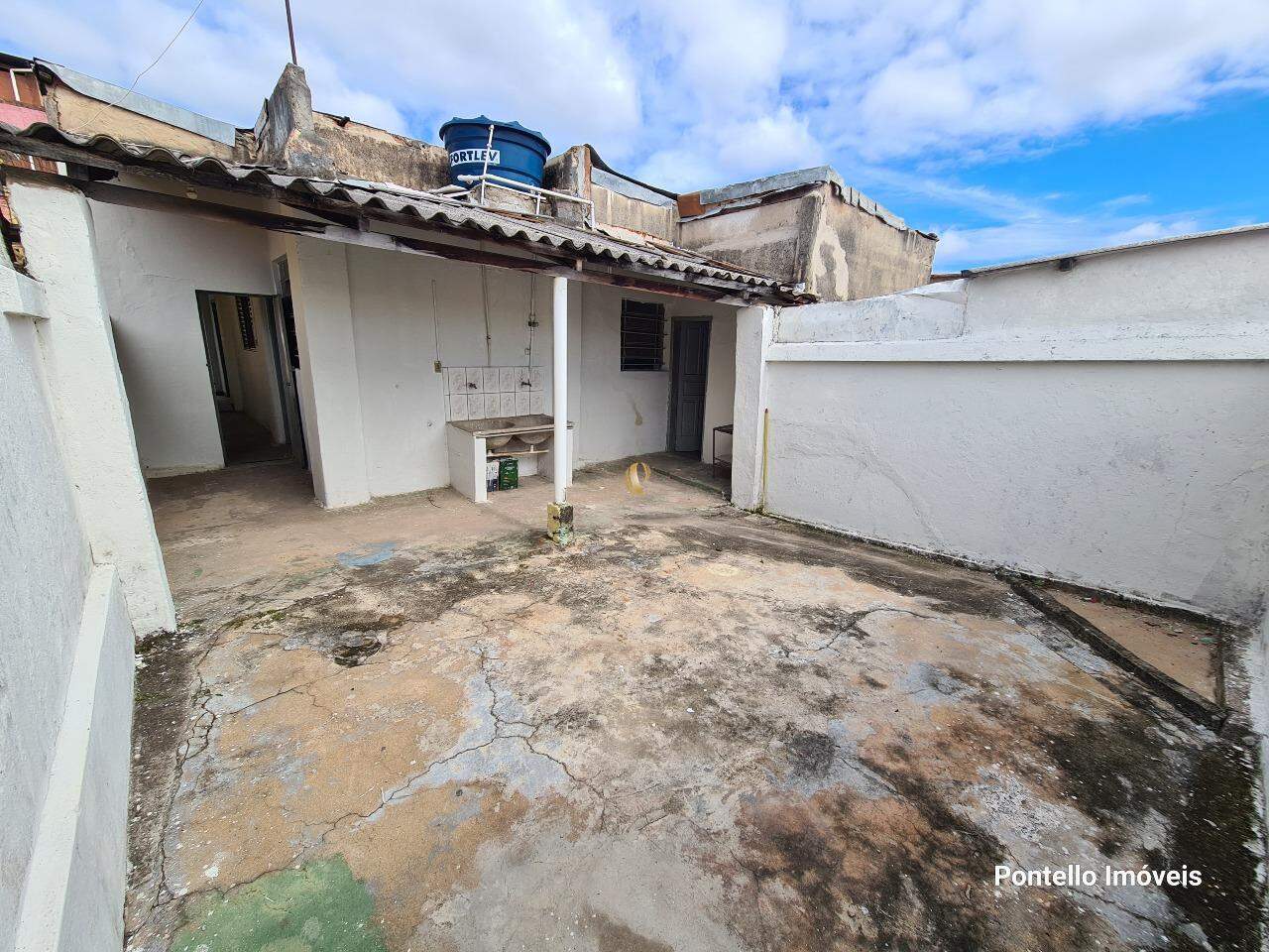 Casa à venda com 8 quartos, 200m² - Foto 13