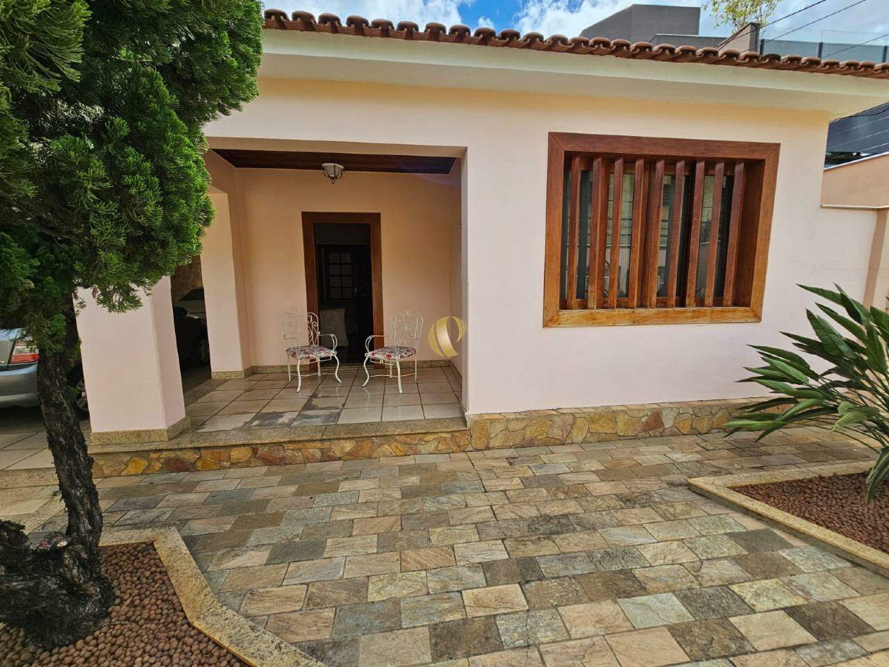 Casa à venda com 5 quartos, 266m² - Foto 2