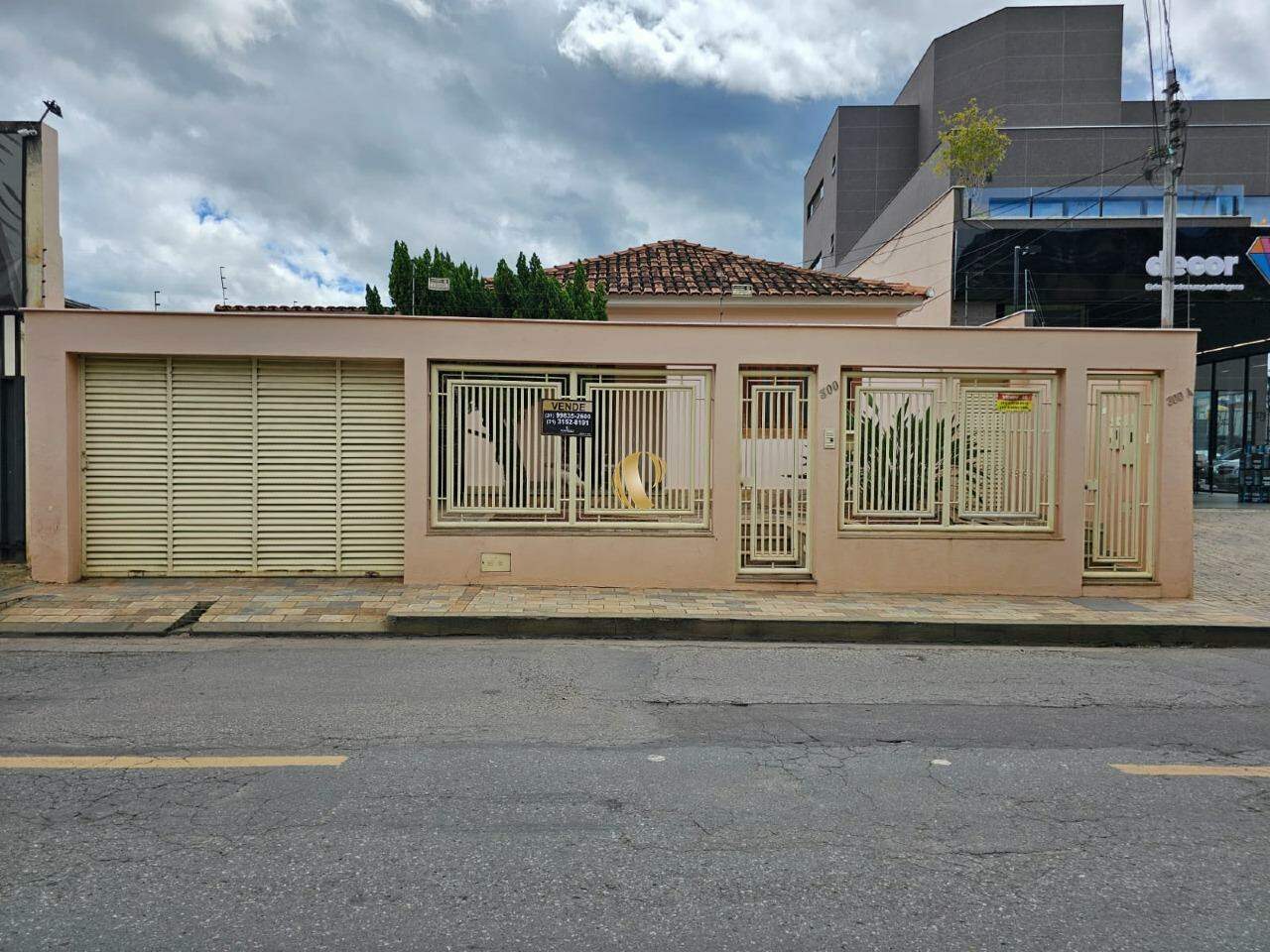 Casa à venda com 5 quartos, 266m² - Foto 1