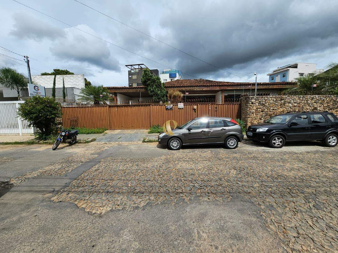 Casa à venda com 4 quartos, 283m² - Foto 1