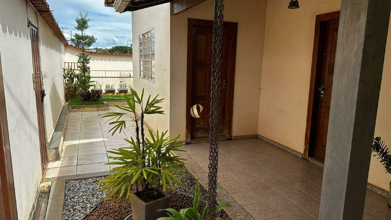 Casa à venda com 4 quartos, 233m² - Foto 2