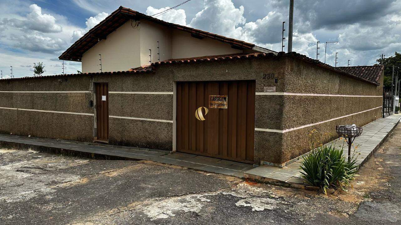 Casa à venda com 4 quartos, 233m² - Foto 1